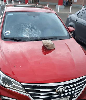 Arremete indigente contra automóviles en estacionamiento de centro comercial