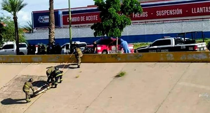 Encuentran cuerpo de hombre en estado de descomposición en el canal del Río Sonora