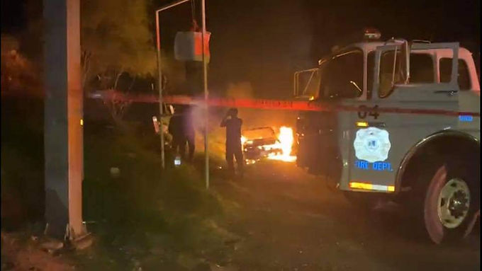 Cuelgan a taxista, dejan narcomensaje e incendian su vehículo