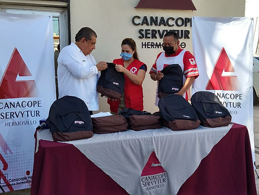 Entrega Canacope Hermosillo paquetes escolares a hijos de socorristas de Cruz Roja