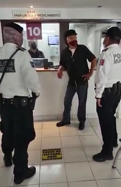 Isssteson manda a policías a retirar a anciano que exigía sus medicamentos