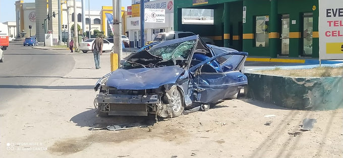 Jóvenes resultan lesionados al volcarse su vehículo luego de una persecución