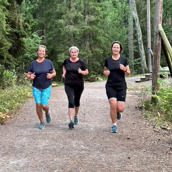 Kvinnlig löpare springer utomhus