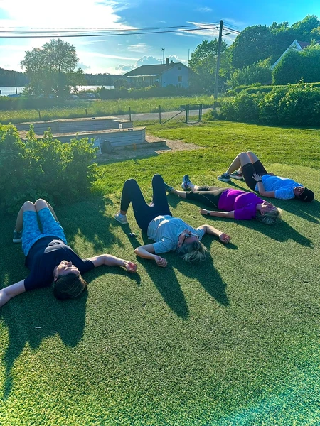 4 kvinnor i löparkläder i skogen