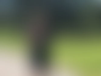 Kvinnlig löpare som joggar på grusväg