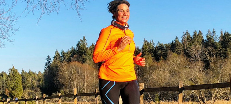 Kvinnlig löpare springer utomhus