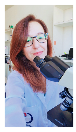 Dra Giovana Stipp ao microscopio