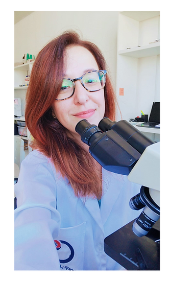 Dra Giovana Stipp utilizando um microscópio