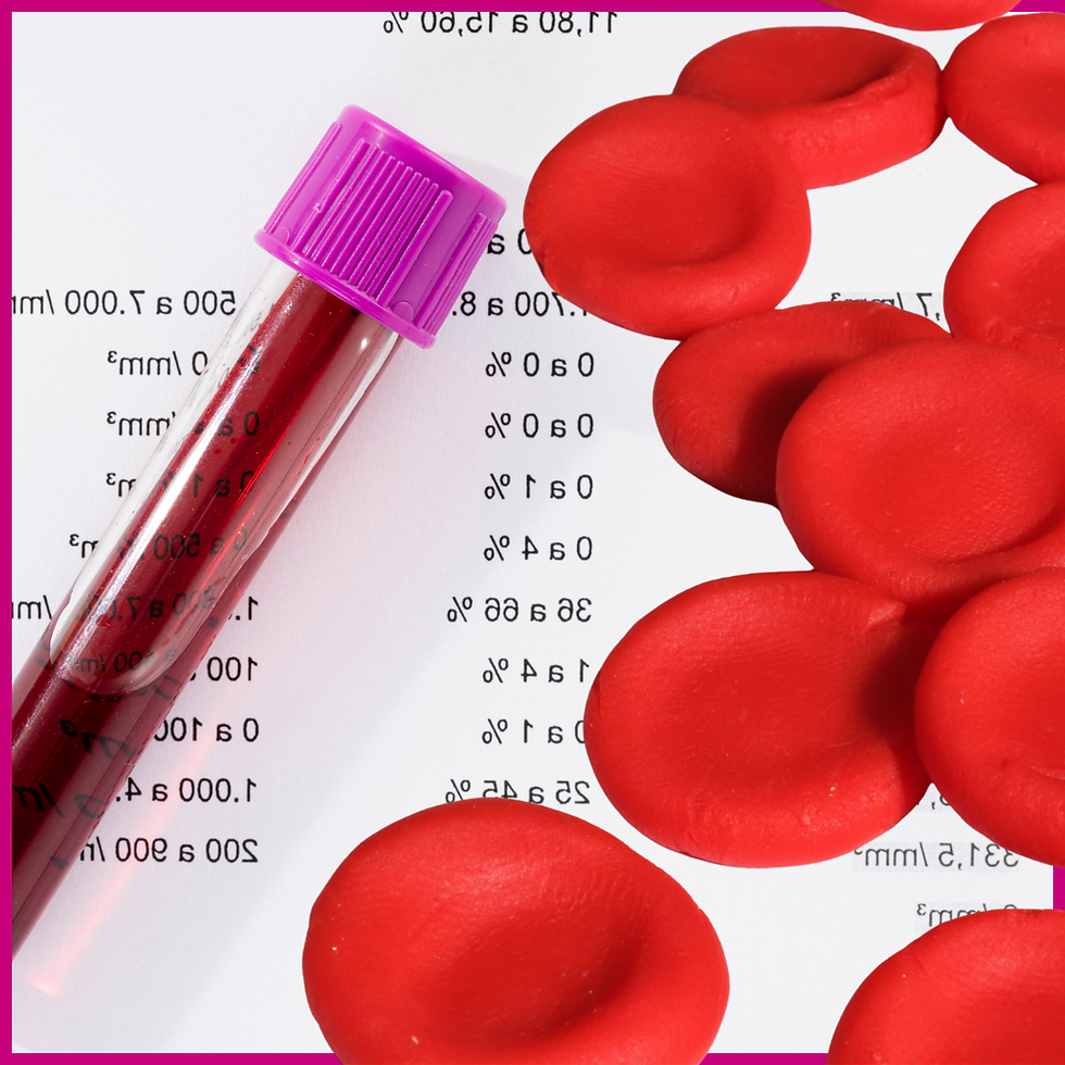 Tubo de Hemograma em cima de laudo de exames com ilustrações de hemácias