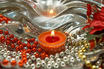 vela encendida con piedras, meditación