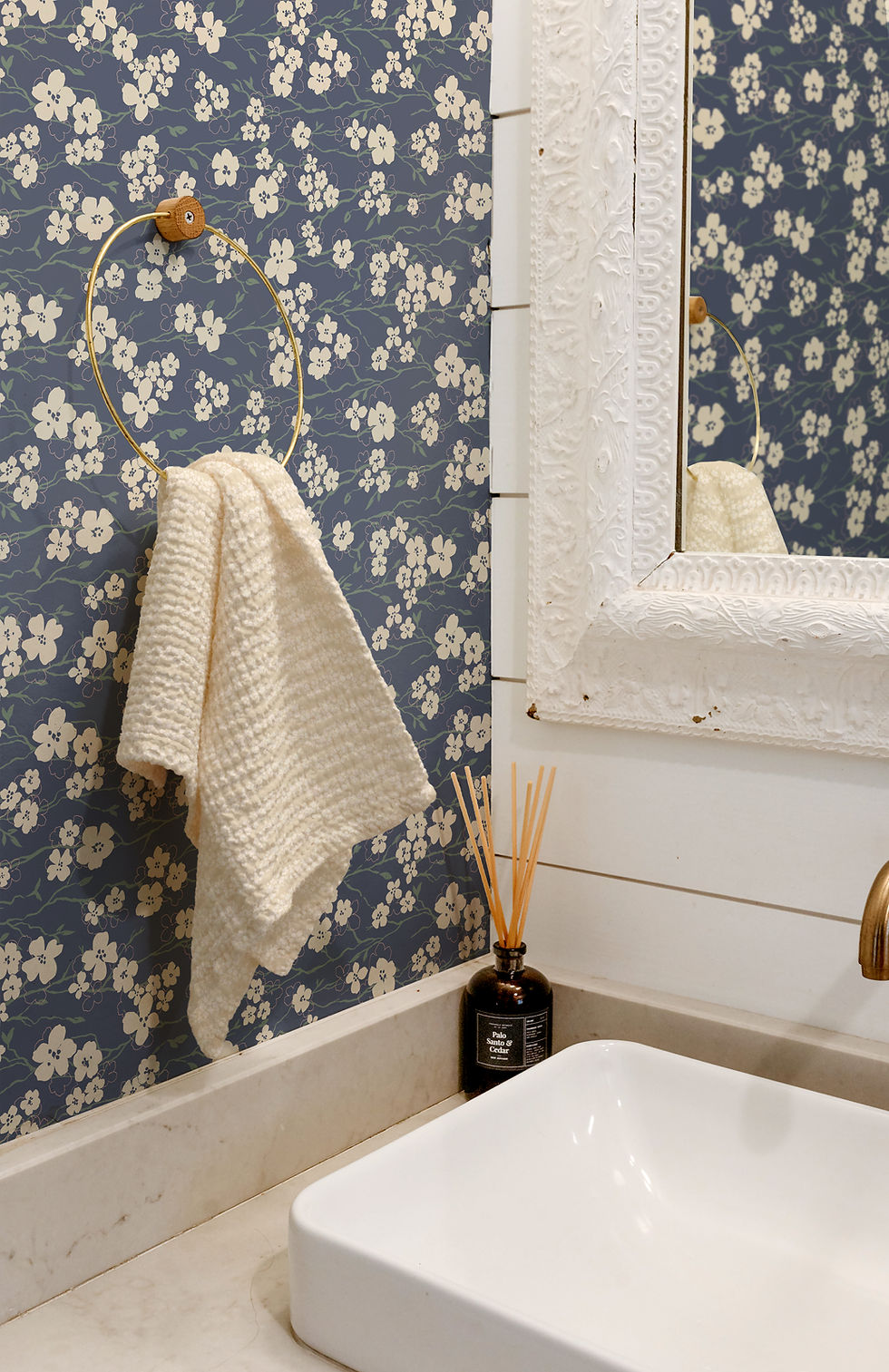 Darker blossom wallpaper in a bathroom asetting