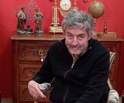 portrait_antiquaire_expertise_pau_bearn_brocante_mobilier_classique_ceramique_boutique_en_