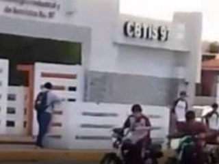 Exceso de velocidad y maniobras peligrosas por parte de motociclistas fuera de CBTIS 97