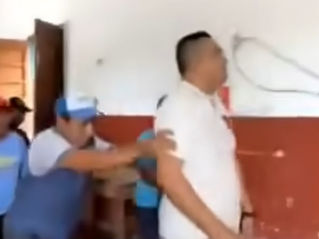 Padres encarcelan a maestro tras presunto abuso sexual.