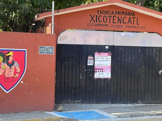 Protección Escolar- Zihuatanejo, Guerrero. 3-junio-2026. Una estudiante de la Escuela Primaria "Xicoténcatl", ubicada en el municipio de Zihuatanejo, Guerrero, ingresó al plantel con un arma blanca y causó una lesión menor a otro alumno. El acontecimiento registró la intervención de las autoridades de la Zona Escolar 092, quienes evaluaron la aplicación de los lineamientos de seguridad vigentes en la institución de educación básica ante este tipo de contingencias. El evento reactivo el análisis sobre la seguridad en los centros escolares de la región de la Costa Grande, la existencia de manuales y guías de actuación para el acoso escolar, el maltrato y las agresiones físicas. Fernando Leyva Sotelo, jefe de la zona escolar 092, de nivel primaria, precisó que las escuelas cuentan con protocolos definidos para atender crisis de convivencia y violencia. Señaló que el personal directivo y docente manifiesta limitaciones técnicas y operativas para reaccionar ante contingencias de esta magni