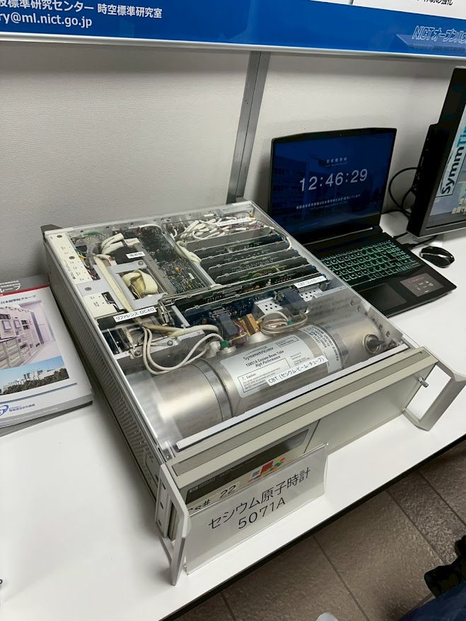 NICTの標準電波送信所に設置されているセシウム原子時計