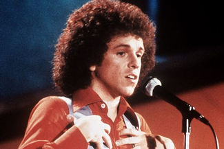 Un día como hoy 11 de enero en el año 1977 You make me feel like dancing de Leo ayer, nº 1 de Billbo