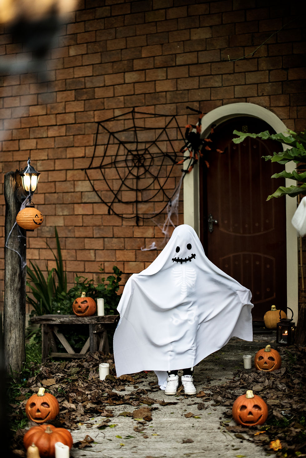 ghost-costume-halloween-party.jpg