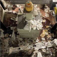 verdreckte Schachtgrube mit Brandgefahr