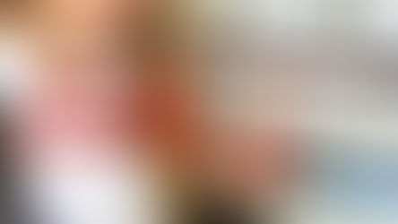 une personne qui achète de la peinture
