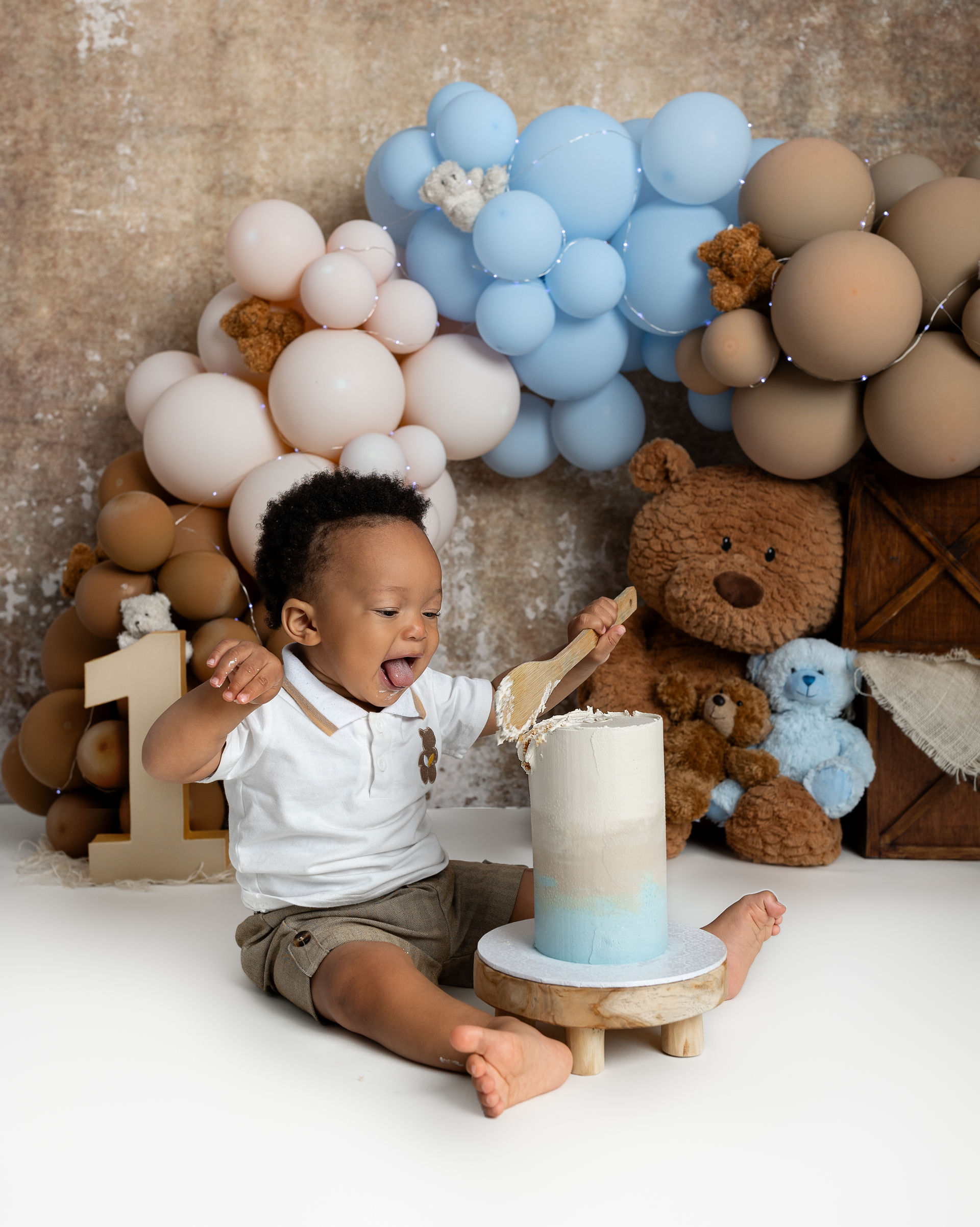Teddy bear cake smash theme with neutral tones and baby blue