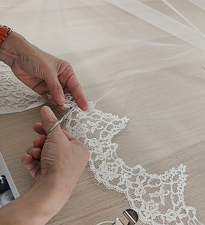 Magie de la création de robes de mariée personnalisées à l'atelier Anathée Collection Blanche