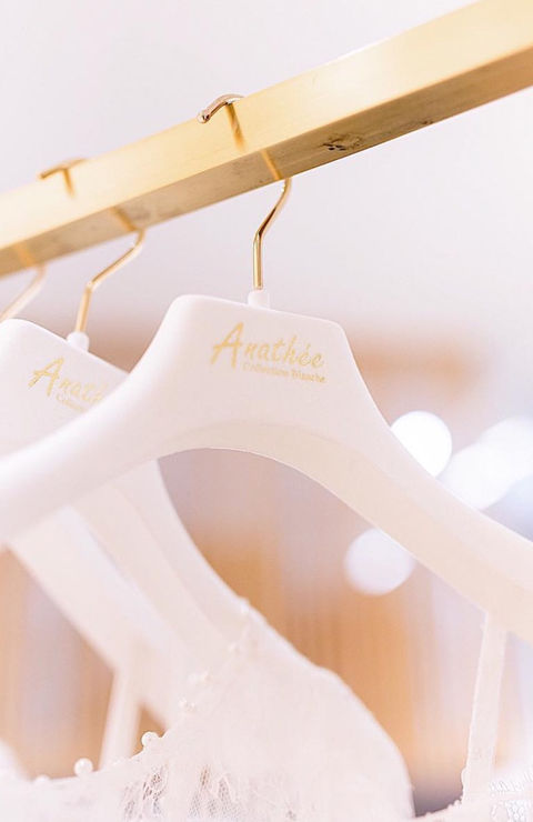 Découvrez le coût d'une robe de mariée sur-mesure par Anathée, créateur de robes de mariage, incluant taille, tissu, accessoires et fitting dans votre budget