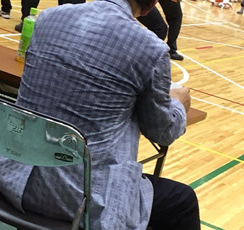 汗じみしているジャケットの男性