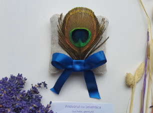 Marturii_nunta_botez_pernita_cu_lavanda_si_pana_de_paun_de_la_pridvorul_cu_levantica.jpg