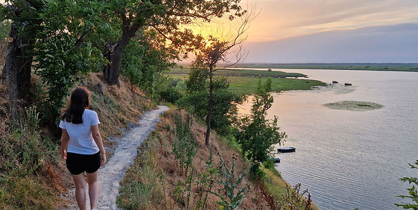 lacul la apus la delta sunrise glamping.