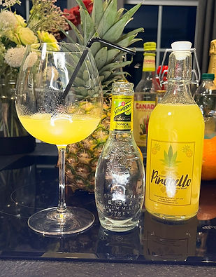 Pinacello cocktail met schweppes tonic