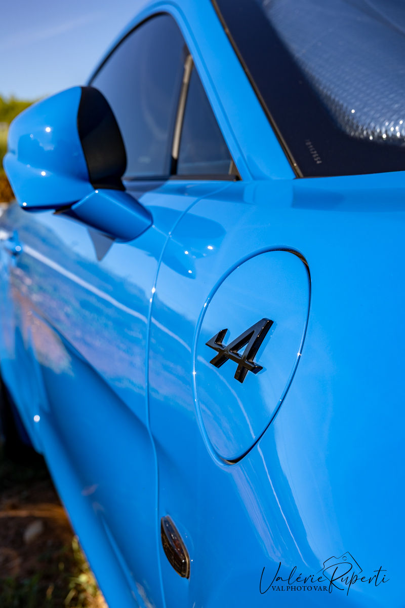 Voiture Renault A bleue