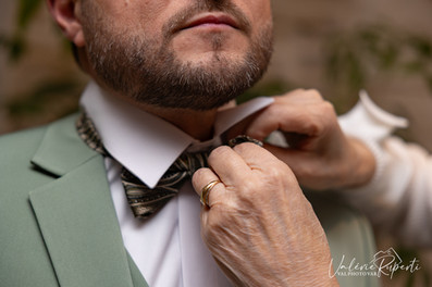 La maman du marié lui met son noeud papillon Signes 83