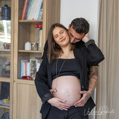 Moment de tendresse autour d'un ventre rond, séance photo à domicile La Crau Var 83