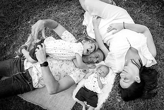 Shooting lifestyle dans la nature avec un bébé champêtre dans le var Valérie Ruperti