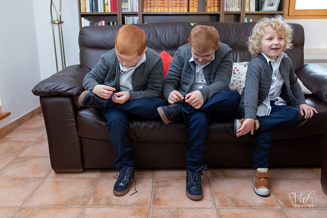 Brochette d'enfants qui mettent leurs chaussures
