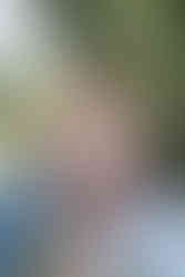 Bisou sur le ventre rond de maman