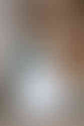 Photo de couple de mariés sous une porte cochère