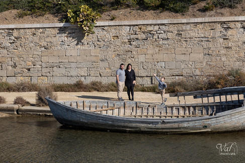 Un enfant s'amuse à lancer des cailloux au bord de l'eau