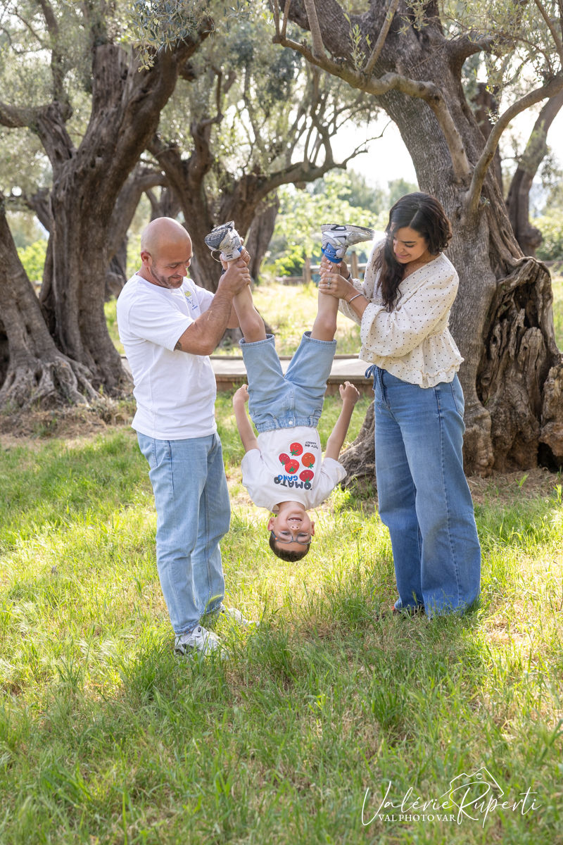 On porte le fiston tête en bas pour rire