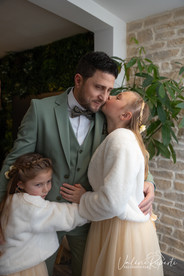 Le marié entouré de ses enfants