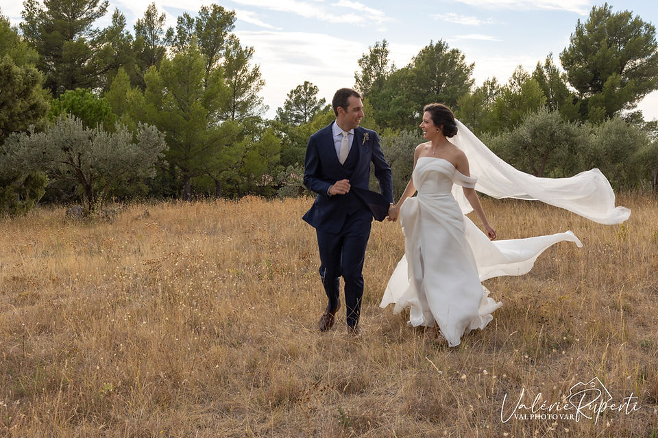 Photo de couple dynamique et champêtre