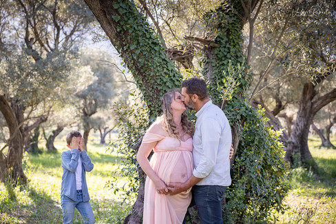Le grand frère cache ses yeux pour ne pas voir ses parents faire un bisou