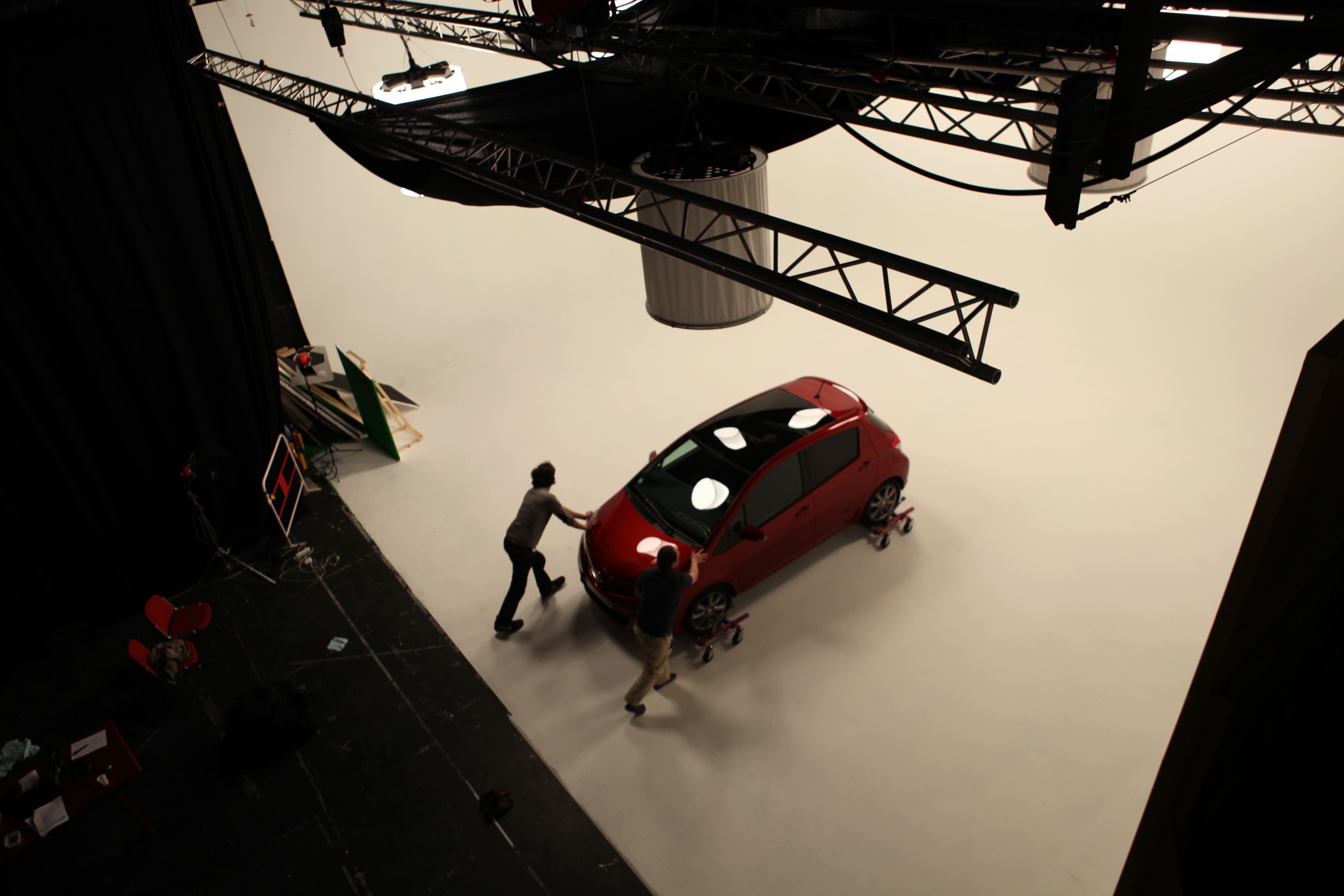 tournage de voitures sur le plateau de tournage du grand studio ABEL14.  accès direct sur le plateau depuis la rue de gravelle 75012 Paris 