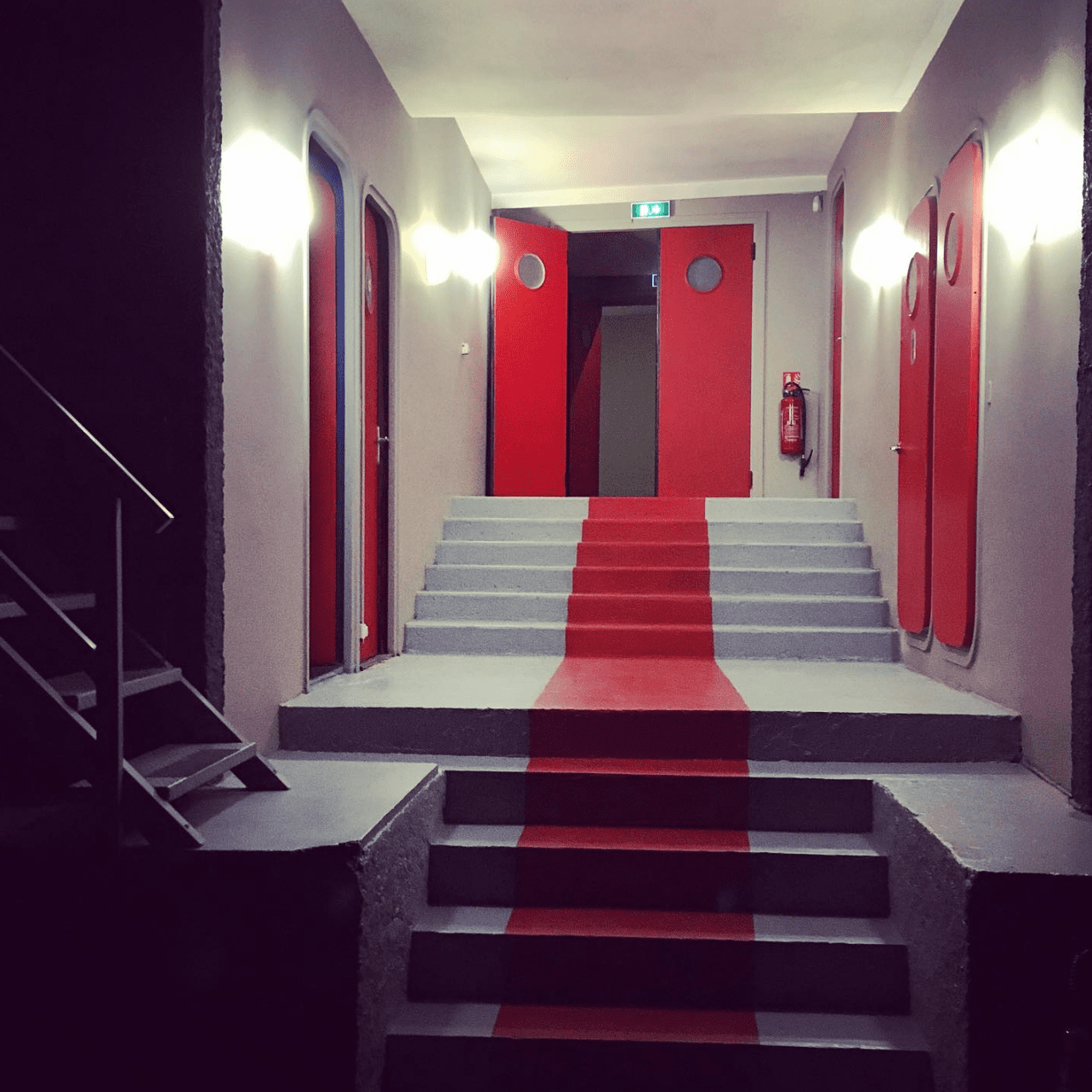 escalier du grand studio ABEL14, tapis rouge