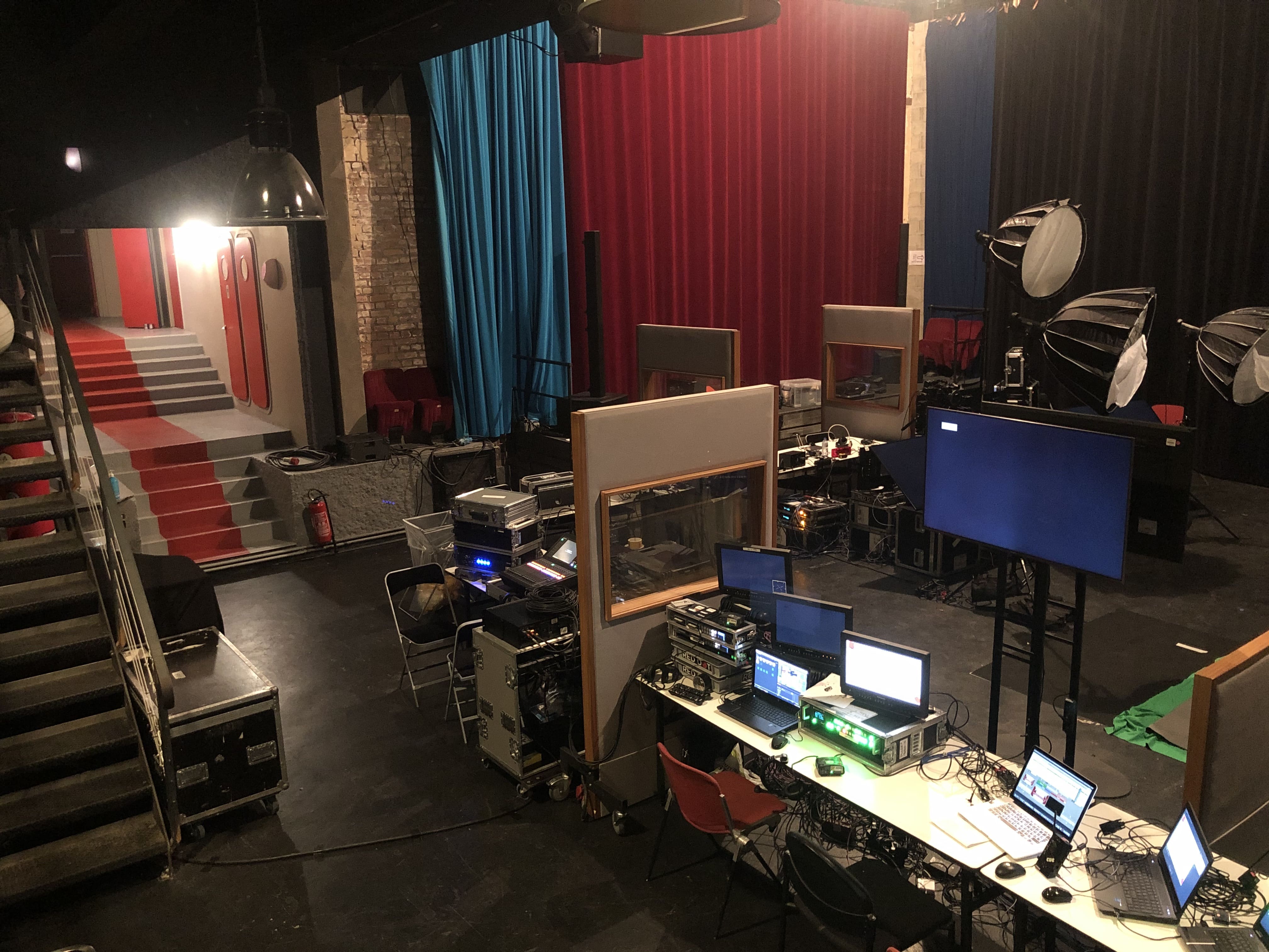 installation technique d'une régie pour un tournage en streaming sur le plateau du studio ABEL14