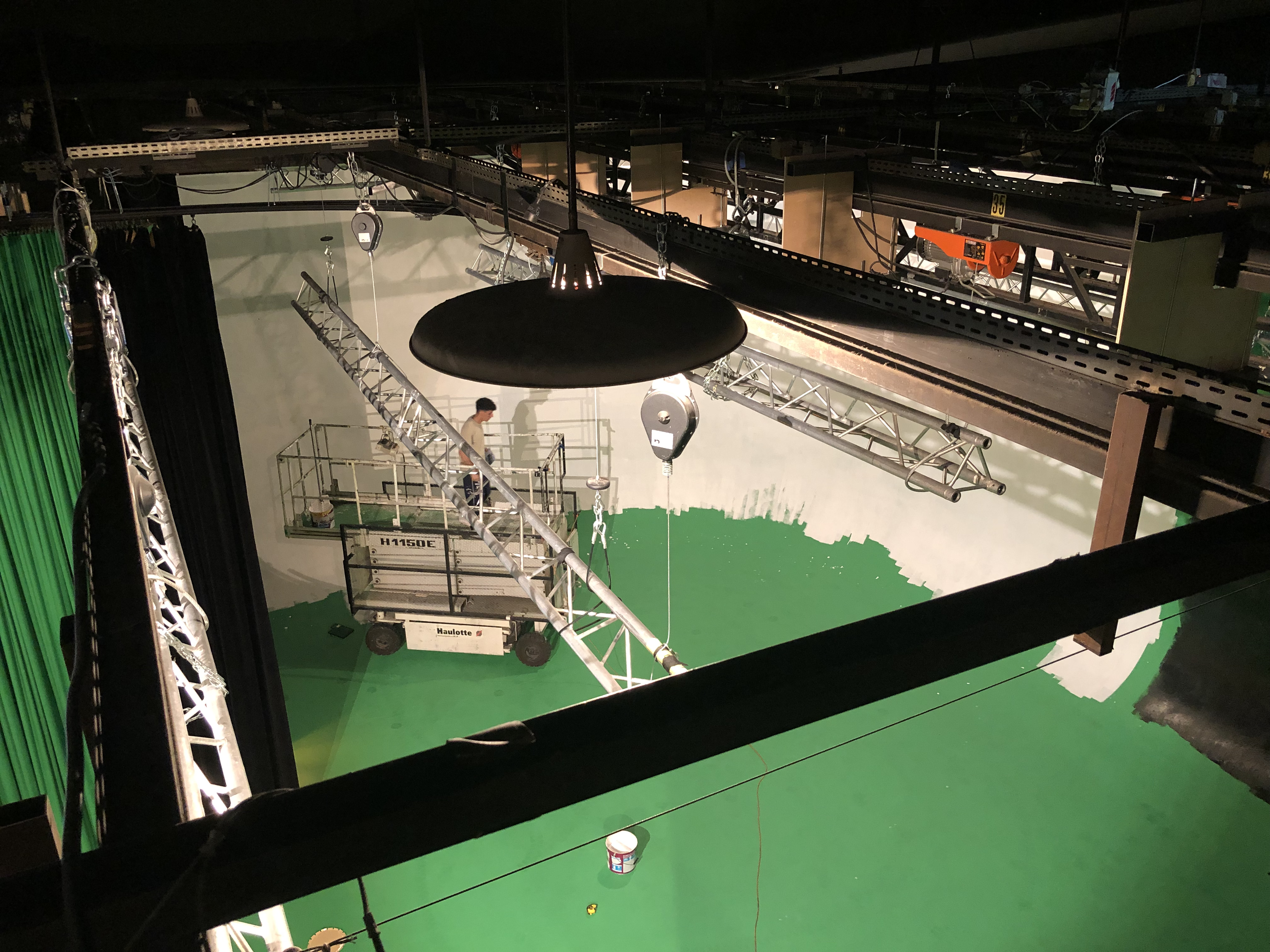 repeinte en blanc du plateau après un tournage fond vert au grand studio ABEL14 situé au 59 rue Claude Decaen 75012 Paris