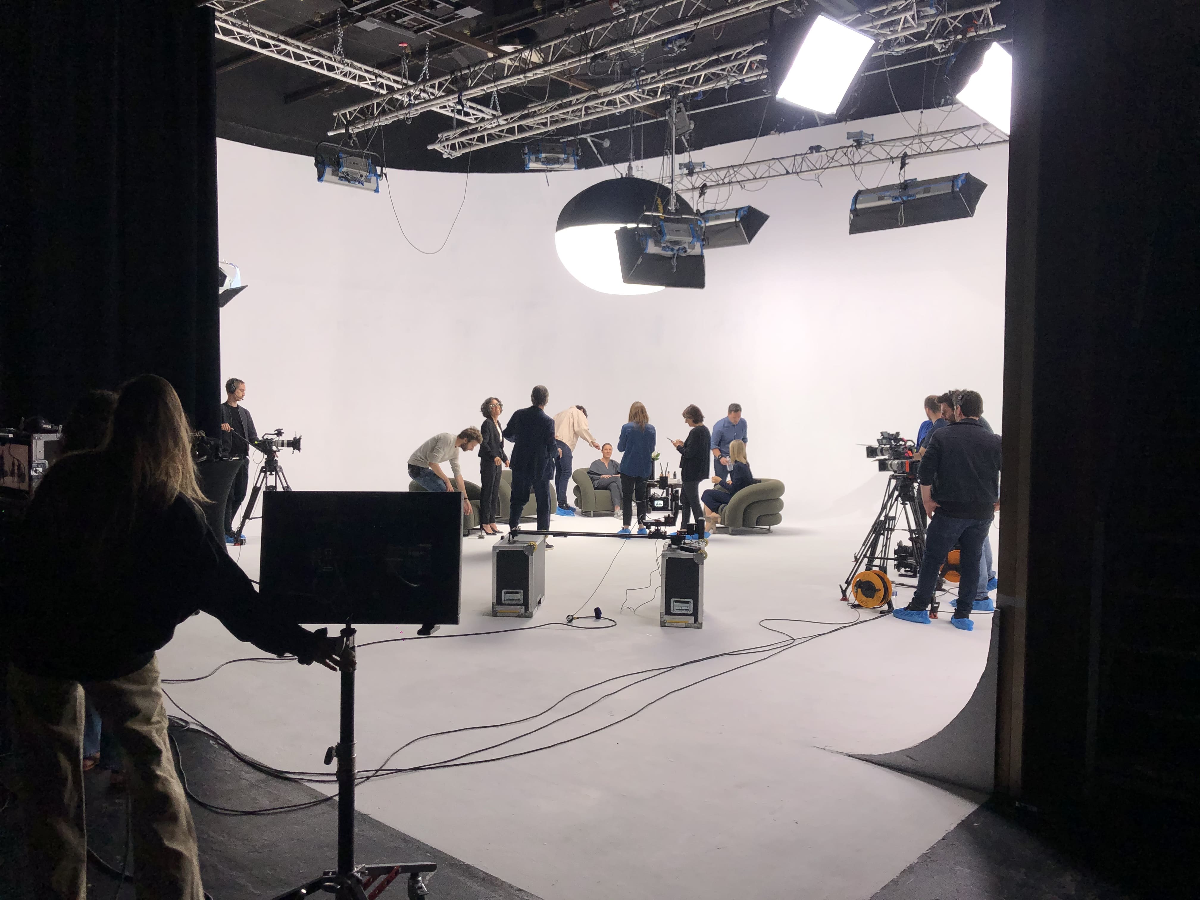 tournage corporate, interviews avec prises de son direct sur le plateau du grand studio ABEL14  situé au 59 rue Claude Decaen 75012 Paris