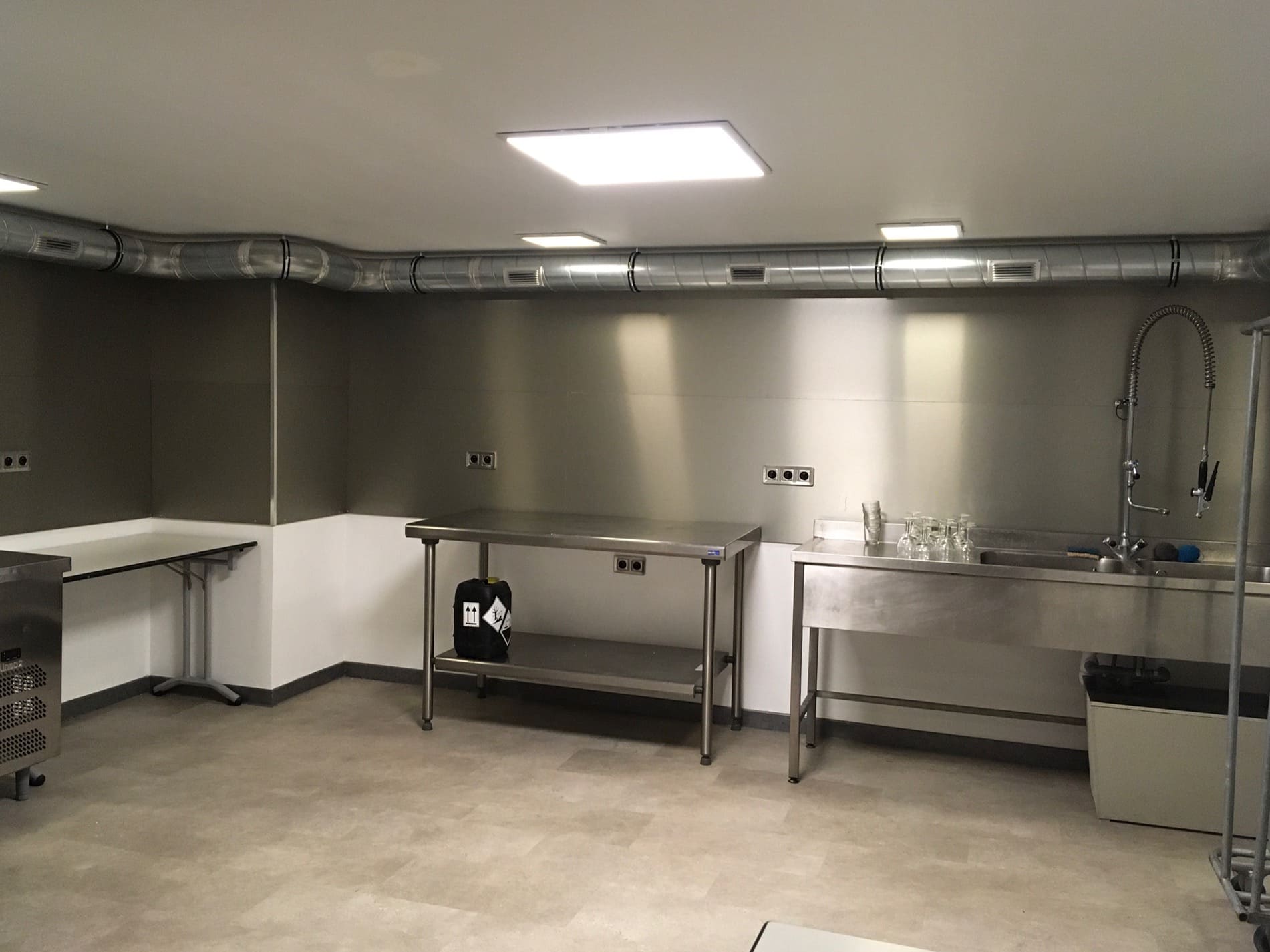 cuisine office traiteur  équipée pour les événements et les tournages du grand studio ABEL14