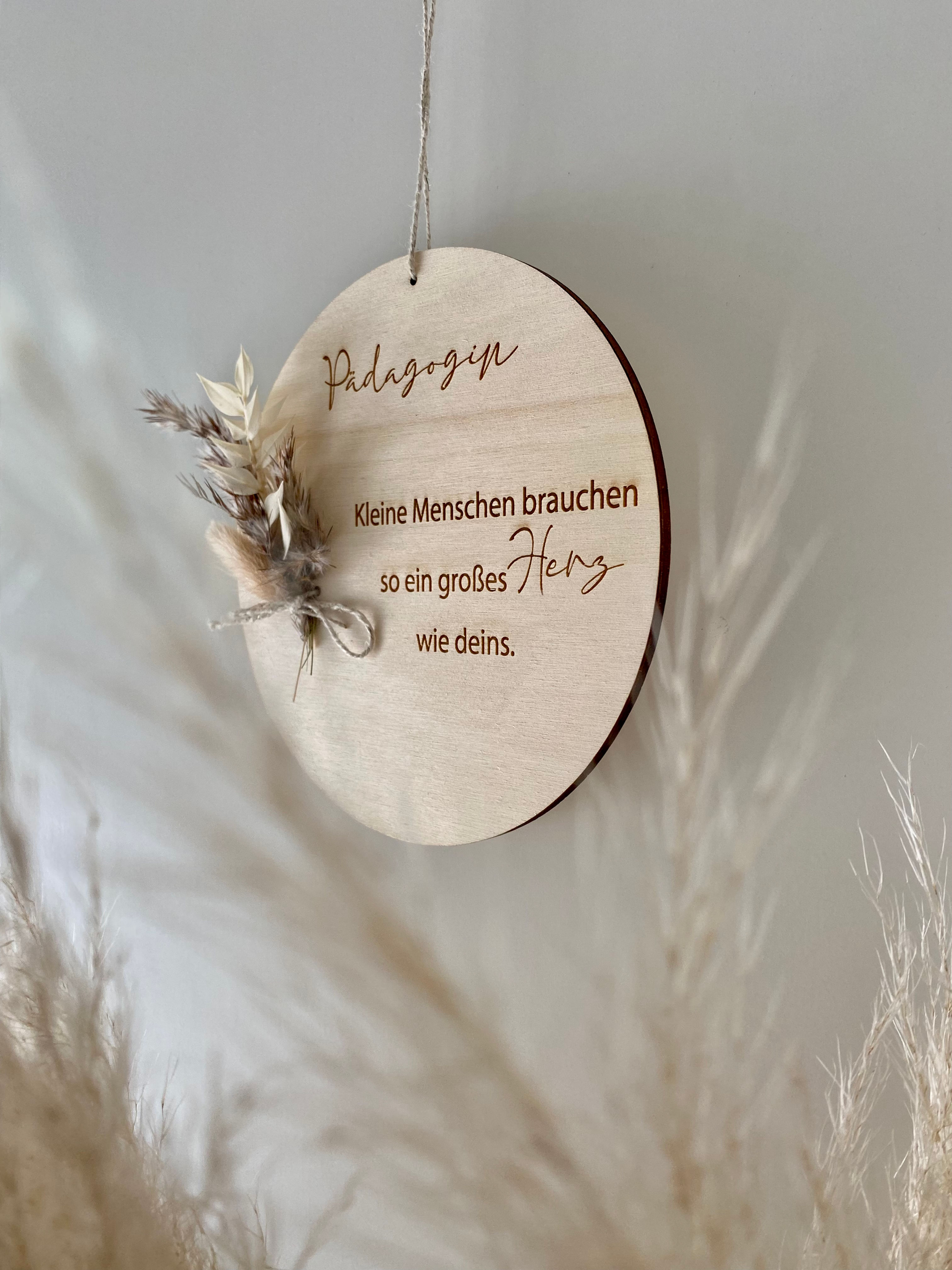 Schild 'Pädagogin' mit Trockenblumen